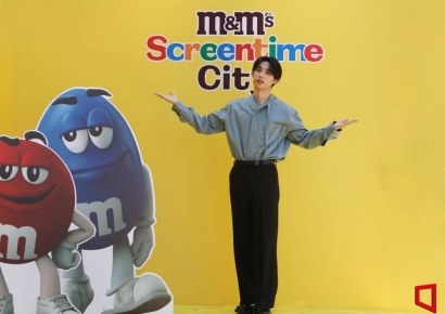 [포토] 엠앤엠즈 팝업스토어서 포즈 취하는 더보이즈