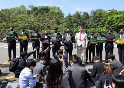 의대 교수 측 "재항고 준비"… 정부 "사법부 현명한 판단 감사"