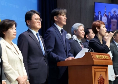 [포토] 조국, '4년 중임제' 개헌 제안