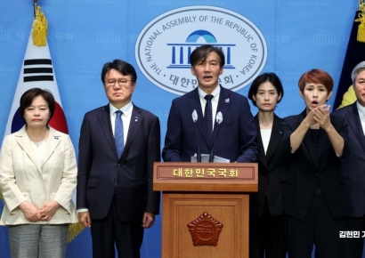 [포토] 조국 "대통령 4년 중임제·검사 영장청구권 삭제" 개헌 제안