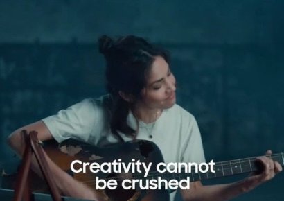 "너가 부순 기타로 우린 연주해"…애플 잡고 창의성 살린 삼성 광고
