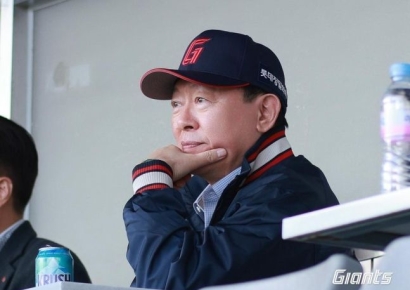 "롯데호텔 식사권 들고 응원왔어요"…신동빈 회장, 잠실구장 '깜짝 방문'