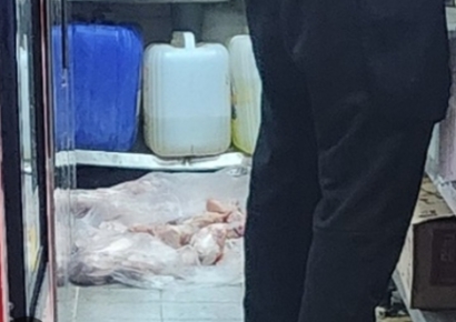 "생닭을 바닥에" 유명 치킨 프랜차이즈 위생상태 충격