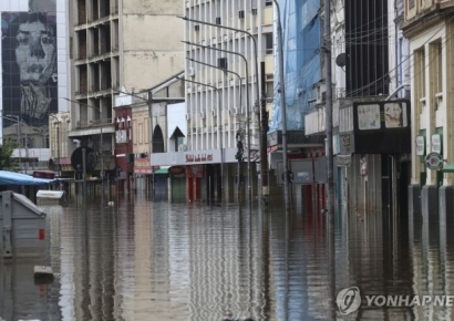 "피라냐가 주택가에" 브라질 '역대급 홍수'에 "생태계 파괴" 