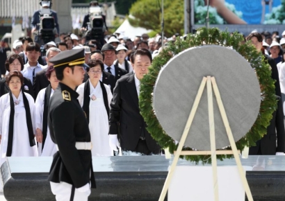 尹, 5·18기념식 3년째 참석…"오월정신으로 자유민주주의 꽃 펴"