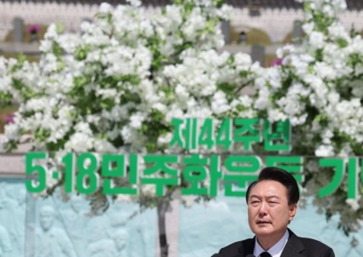 尹, 5·18 헌시에 눈물…"약자 보호해 서민·중산층 시대 열어야"(종합2보)