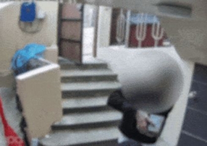 3분 자리 비웠더니…롤렉스 26억원어치 실은 차 감쪽같이 사라져