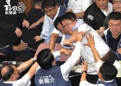 대만서 여야 국회의원 집단 난투극…6명 병원으로 실려가