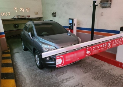 10시간 아파트 입구 막은 '주차테러'에 압수 응징…"이례적 본보기"