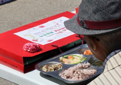 "노인 너무 많아, 75세 이상만"…식대 1만원 민간 경로잔치 취소됐다