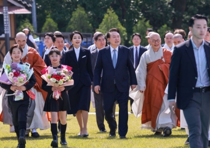 尹대통령 내외, 사리반환 기념식 참석…김여사 169일만에 대중 앞(종합)