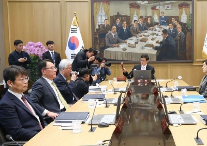 한은, 기준금리 동결할까…성장률 상향 조정 가능성 ↑