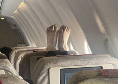 비행기 뜨니 앞좌석에 두 발을 쭉…승무원도 못말린 민폐