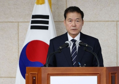 통일장관, 文 회고록에 "히틀러 믿었다가 2차 세계대전"