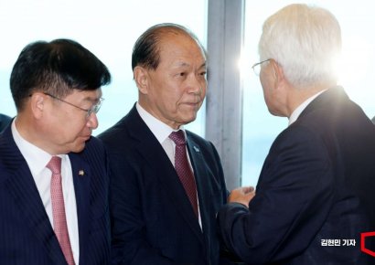[포토] 정의화 전 국회의장과 인사하는 황우여 위원장