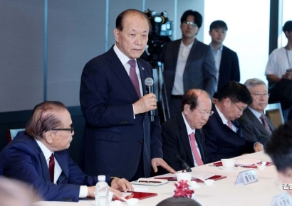 [포토] 여 상임고문단 오찬…"기존 틀 깨지 않으면 당 영속 어려워"