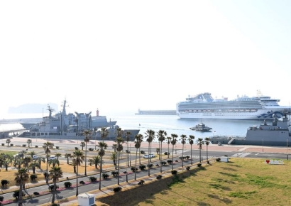 [군사이야기]제주해군기지 자리잡았다…해외관광객 북적