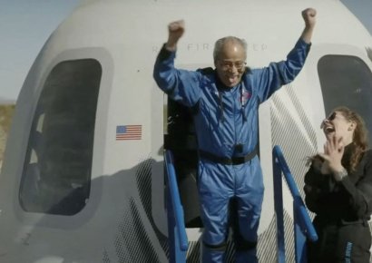 블루오리진, 2년만에 우주비행 성공…60년 꿈 이룬 90세 前 파일럿