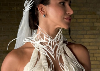 "눈물 참기 어려웠어요"…세계 첫 3D프린팅 드레스 입은 신부 