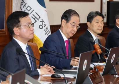 [포토] 의사봉 두드리는 한덕수 국무총리