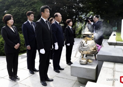 [포토] 이승만 전 대통령 묘역 참배하는 황우여 비대위원장