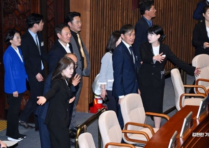 [포토] 본회의장 들어서는 초선 당선인들