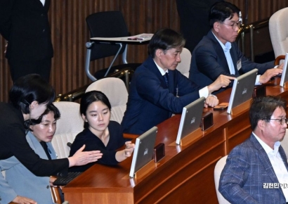 [포토] 전자투표 배우는 조국 대표