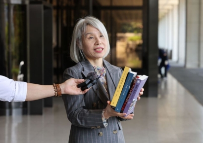 檢, 김건희 여사에 건넨 책 주운 권성희 변호사 소환 조사