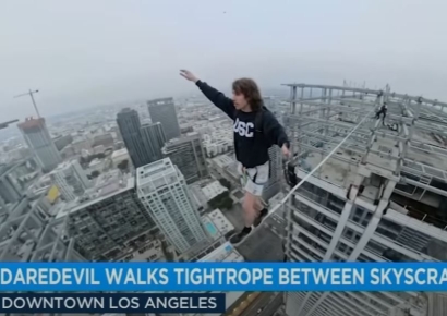 고층빌딩서 줄타기곡예 펼친 유튜버…박수 대신 돌아온 반응