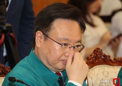 [포토] 총리 발언 듣는 조규홍 복지부 장관