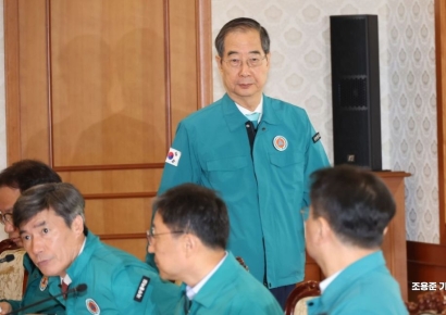 [포토] 의사집단행동 중대본 회의 참석하는 한덕수 총리