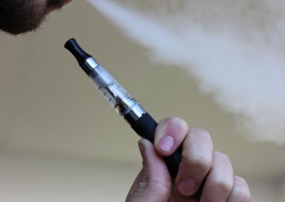 '전자담배 중독' 15살 미국 소년 응급실행…검은 소변까지 나와