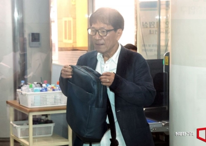 [포토] 법정 들어가는 임옥상 화백