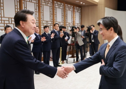 尹대통령, 오동운 신임 공수처장에 임명장