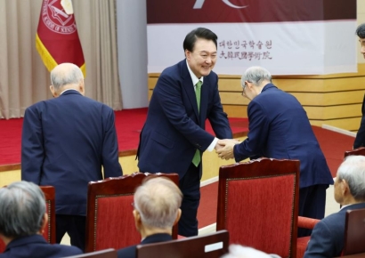 尹, 부친 활동하던 학술원 찾아 "학문자유 보장…연구 전념 지원"(종합)