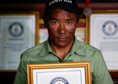 열흘만에 또 에베레스트 정상‥네팔 셰르파, 30회 등정 신기록
