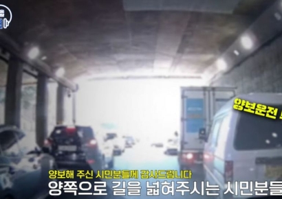 산모 탄 경찰차에 시민들 '모세의 기적'…결말은 "쌍둥이 순산했어요"