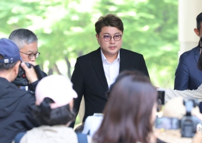 [포토] 중앙지방법원에 출석하는 김호중