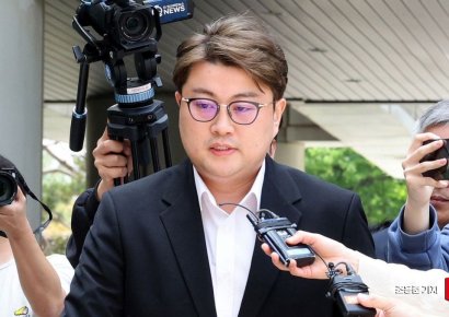 김호중 팬들 "이재명 등 권력자들 잣대와 왜 다르냐"…KBS 출연 정지에 반발