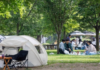 [포토] 연이은 더위에 나무 그늘 찾은 시민들