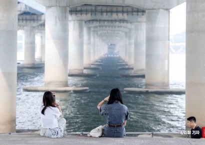 [포토] 마포대교 아래서 식히는 더위