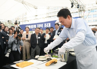 尹, 2년여만에 계란말이 대접 약속 지켜…기자들과 '김치찌개 만찬'(종합)