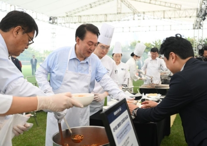 尹, 기자들과 '김치찌개 만찬' 소통…"조언·비판 듣고 국정 운영"(종합2보)