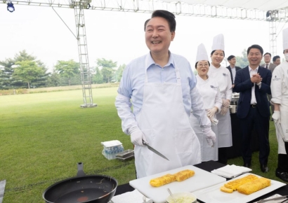 尹, 2년만에 계란말이 대접 약속 지켰다…출입기자들과 '김치찌개 만찬'