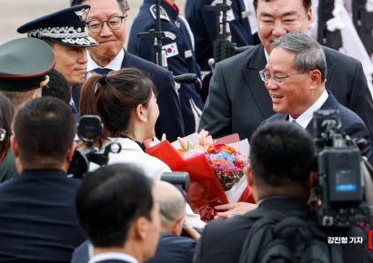 [포토] 꽃다발 전달 받는 리창 중국 국무원 총리