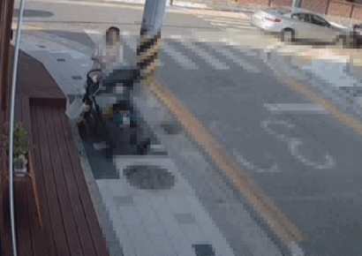 유모차 끌다 얼음 든 컵을 카페앞에 '촤악'…"어머니, 애들이 보고 배워요"