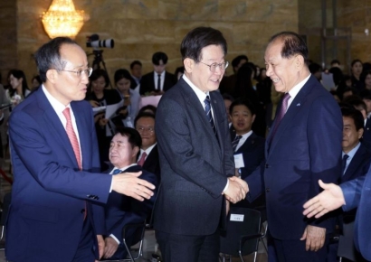 [포토] 국회개원기념식에서 만난 여야 대표단