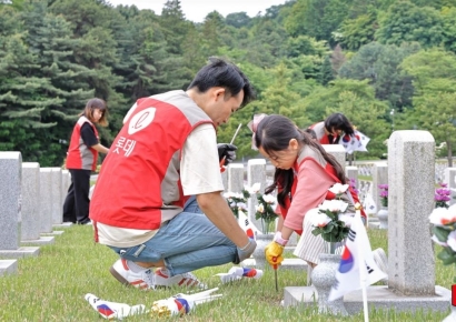 롯데건설 임직원, 가족과 현충원 찾아 봉사활동