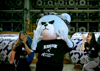 "공장에서 걸그룹 커버 댄스"…현대제철, YG와 협업 영상 공개