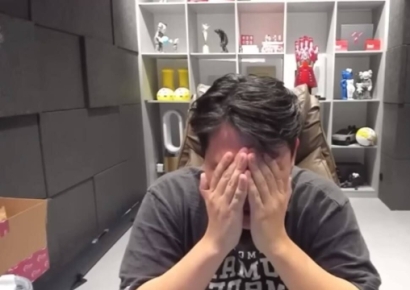 "못 견디겠다" 방송 중 오열한 인기 유튜버…경찰까지 출동